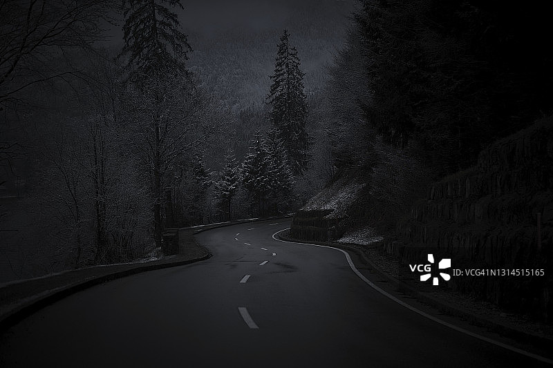 黄昏时分蜿蜒的公路图片素材