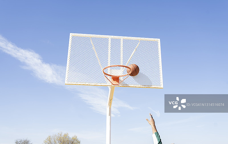 年轻男人在球场上打篮球图片素材