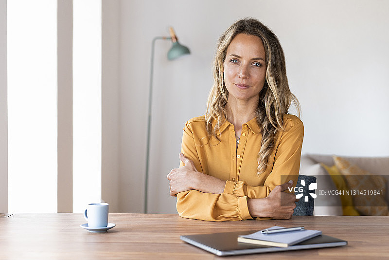 在家居办公室里自信的女自由职业者图片素材