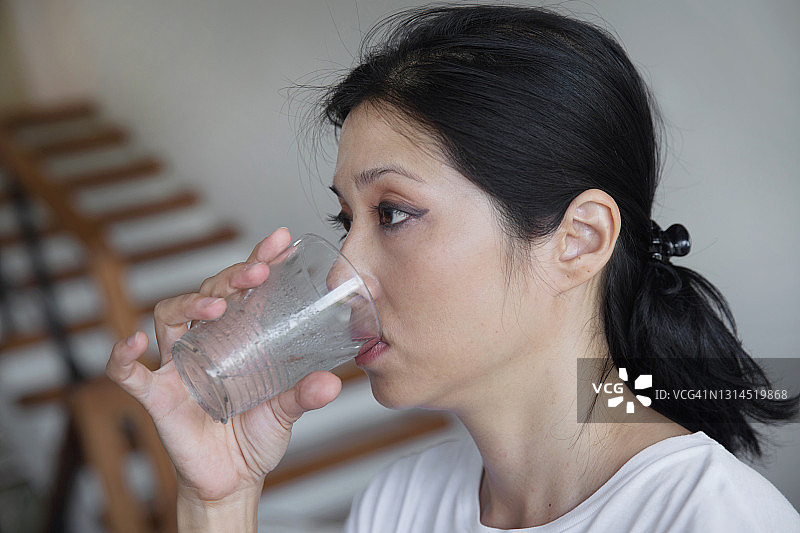 中国女人喝一杯水图片素材