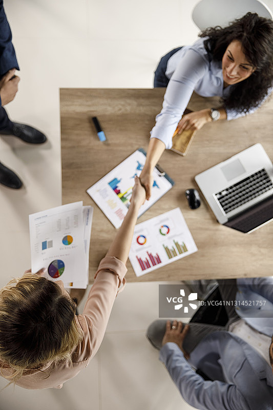 商务女性在成功会议后握手图片素材