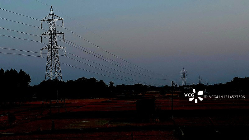 印度农村的高压供电线路图片素材