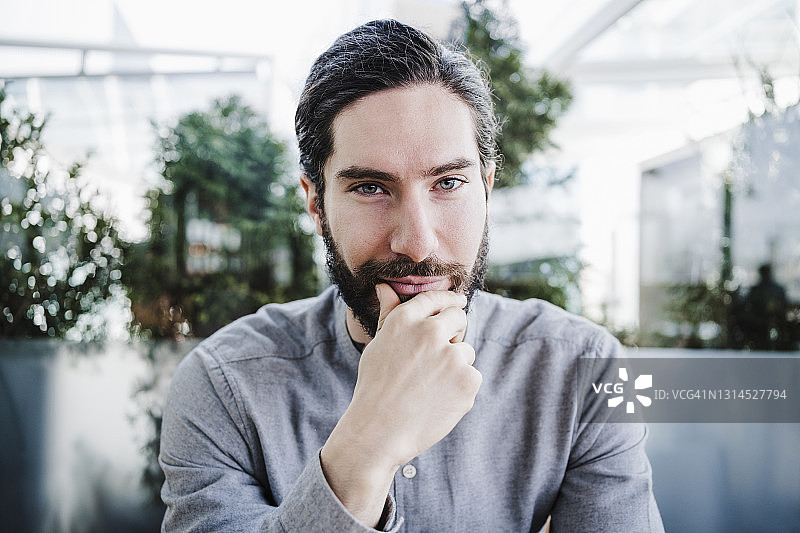 在工作场所的有着灰色眼睛的英俊男商人图片素材