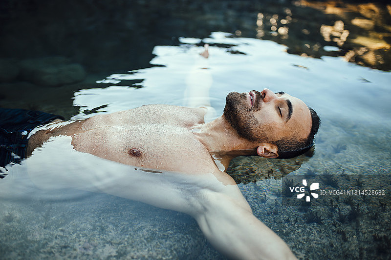 在水中度假闭着眼睛的男人图片素材
