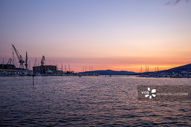 克罗地亚特罗吉尔乔沃岛的商业码头黄昏景色图片素材