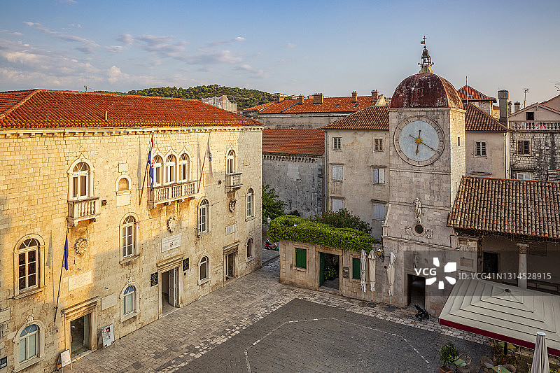 克罗地亚斯普利特-达尔马提亚县特罗吉尔旅游局和圣塞巴斯蒂安教堂图片素材