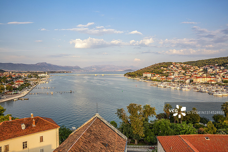 克罗地亚特罗吉尔：连接奇奥沃岛与特罗吉尔市的桥梁图片素材