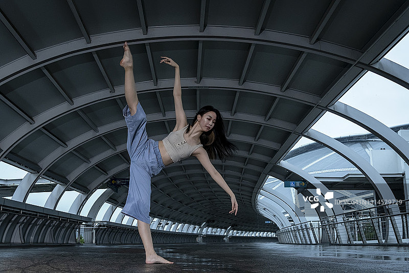 女芭蕾舞演员在人行天桥上练习图片素材