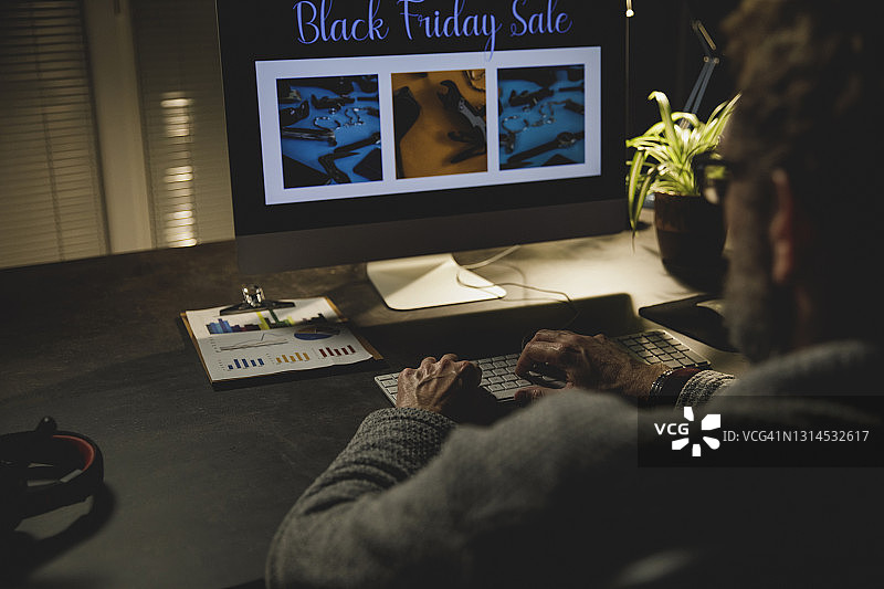 男人在黑色星期五期间进行网上购物图片素材