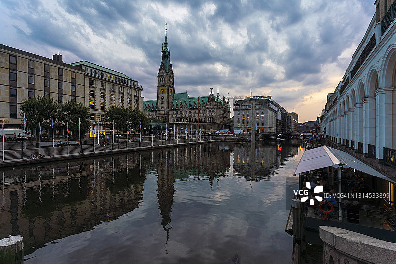 德国汉堡黄昏时分的小阿尔斯特和市政厅图片素材