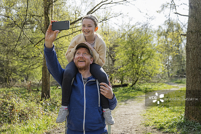 父女在树林里自拍图片素材