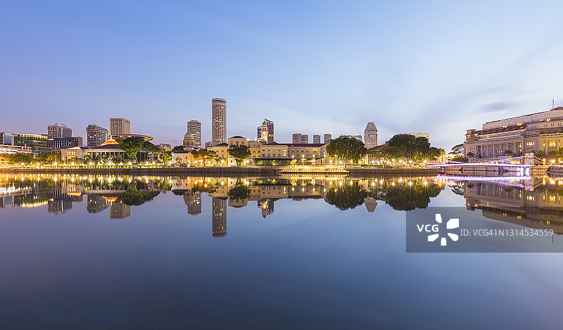 新加坡：新加坡河在黎明时分倒映着市政区建筑物的长曝光照片图片素材