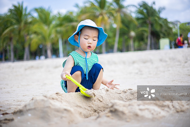 男孩在海滩上玩耍图片素材