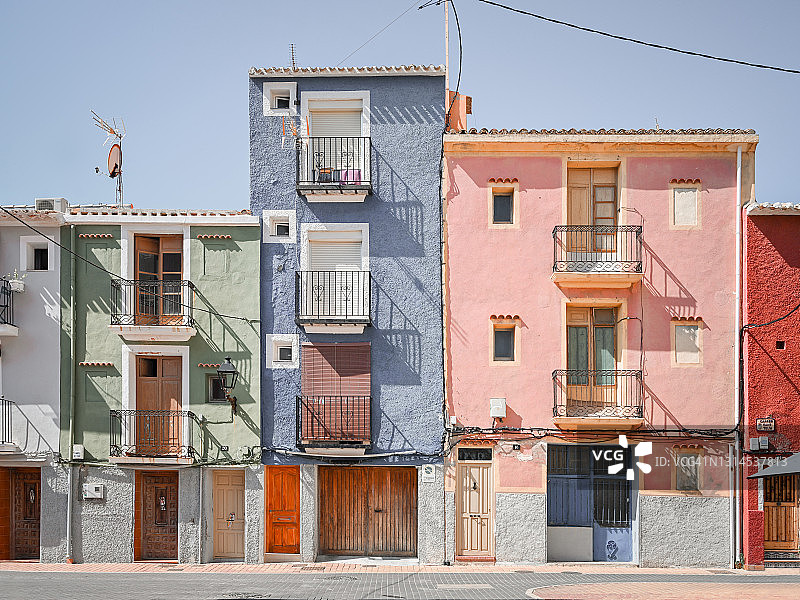 西班牙维拉霍约萨的彩色传统房屋图片素材