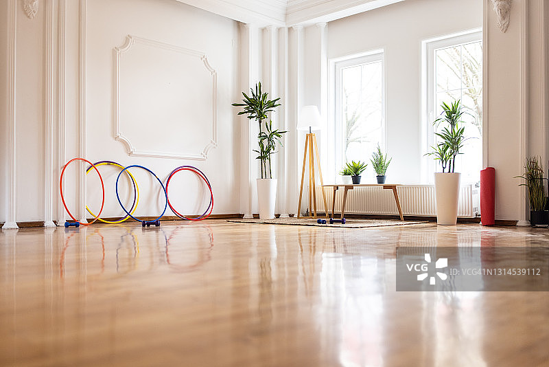 空旷明亮的运动空间图片素材