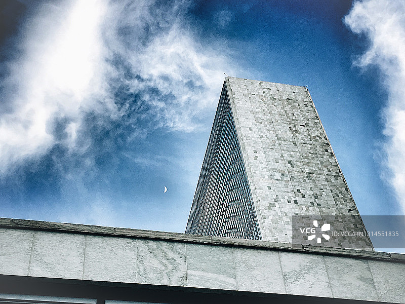 日落时分的联合国大楼与月亮图片素材