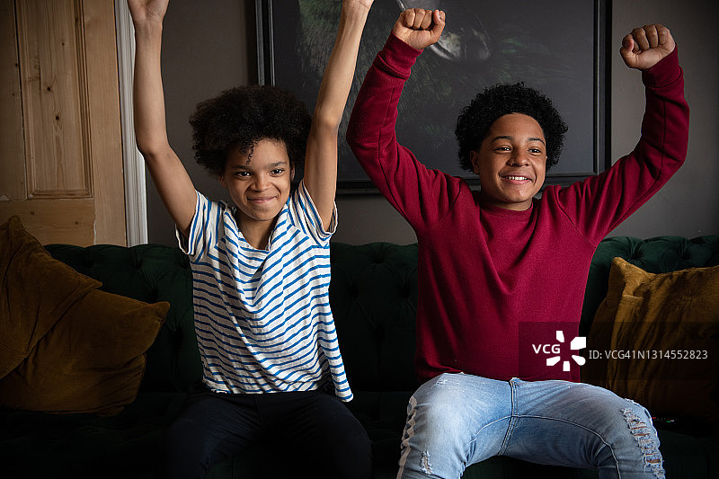 兄弟一起看电视庆祝图片素材