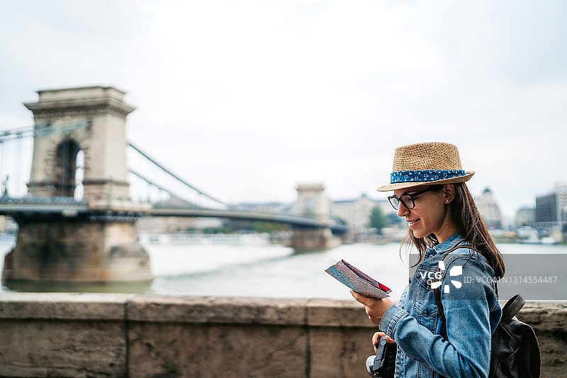 女人探索布达佩斯图片素材