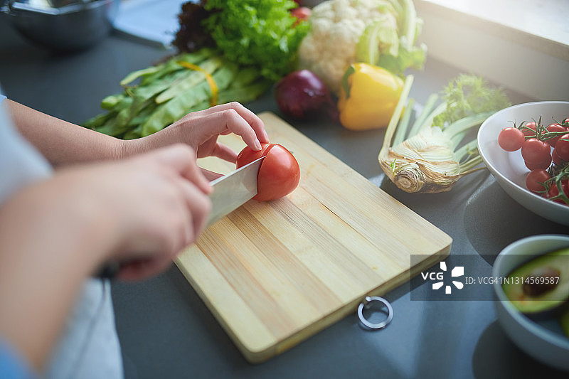 一位女士在家准备健康膳食图片素材