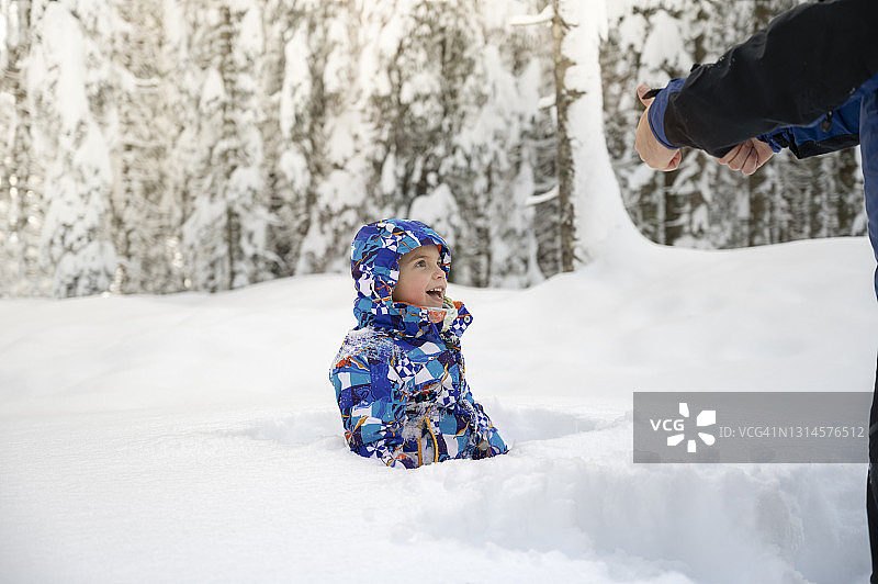 父亲向儿子竖起大拇指图片素材
