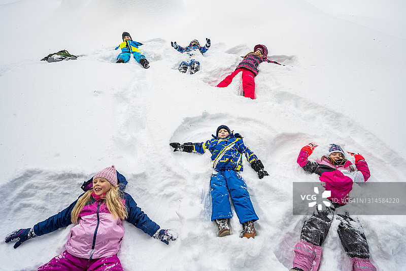 孩子们在雪地里制作雪天使图片素材