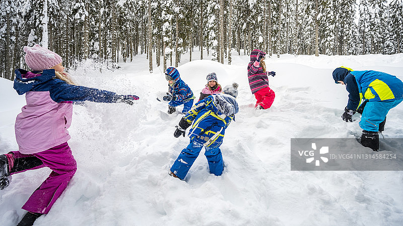 孩子们在雪地里玩耍图片素材