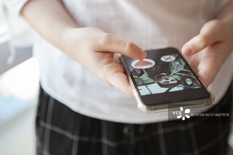 年轻女人使用在线约会App图片素材