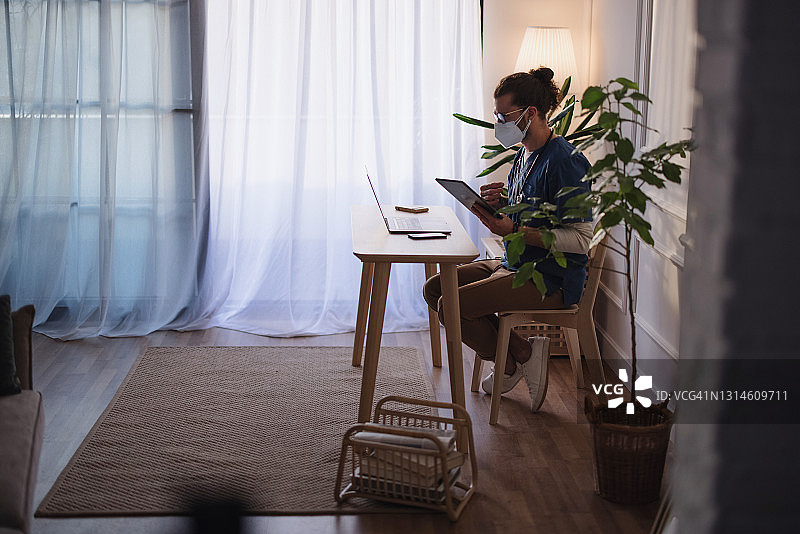 医生在诊所办公室工作图片素材