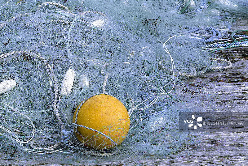 堆积的渔网和浮标图片素材