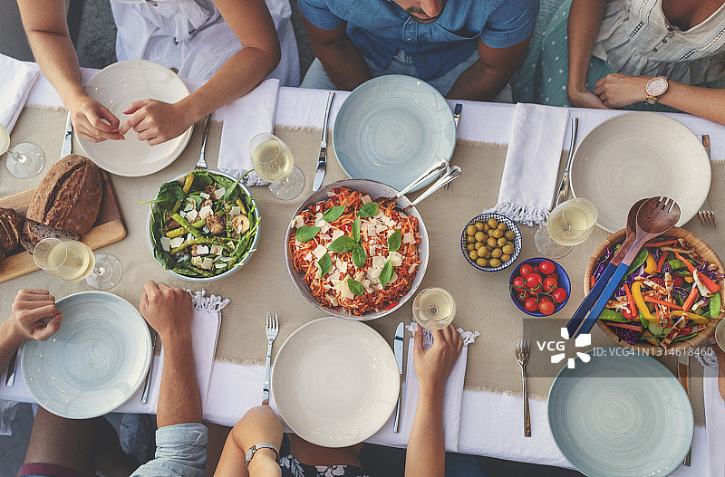 一群人准备享用晚餐图片素材