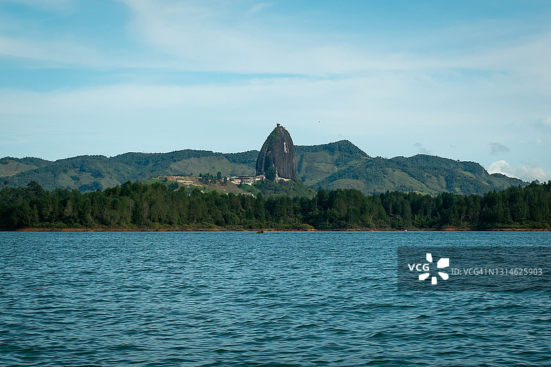 从蓝水坝看到的瓜塔佩巨岩图片素材