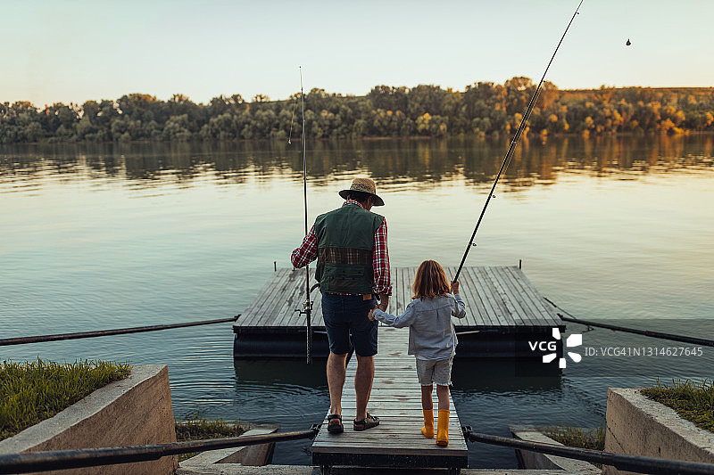 祖父和孙子的钓鱼之旅图片素材