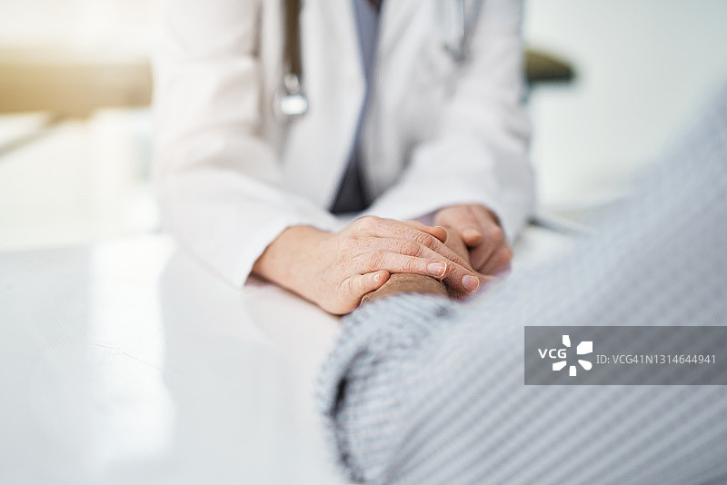 一名不知名的女医生在医院检查时安慰一名男病人的镜头图片素材