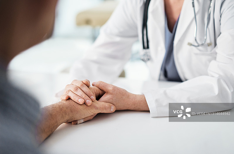 一名不知名的女医生在医院检查时安慰一名男病人的镜头图片素材