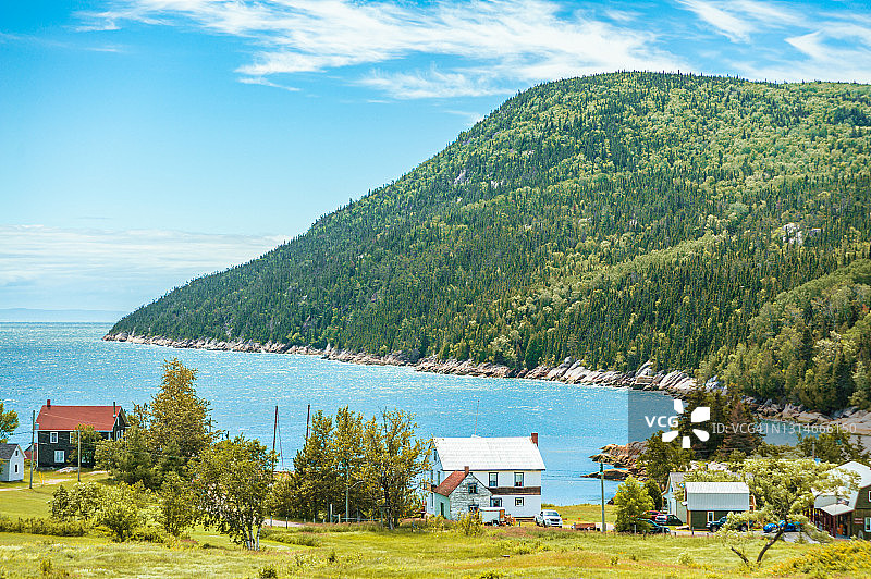 圣劳伦斯湾水域前的珀斯尔港小村庄景观，山脉和森林图片素材