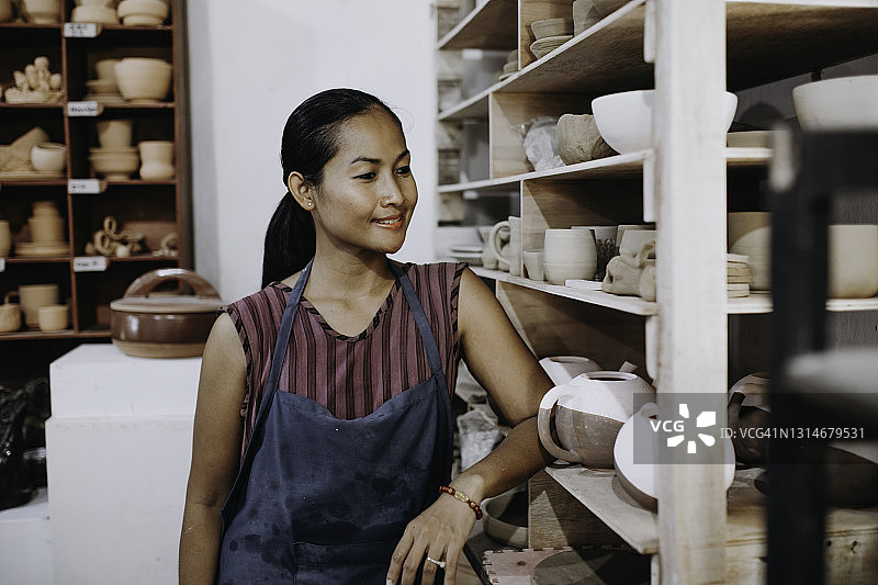 在工作室制作陶瓷的年轻女士图片素材