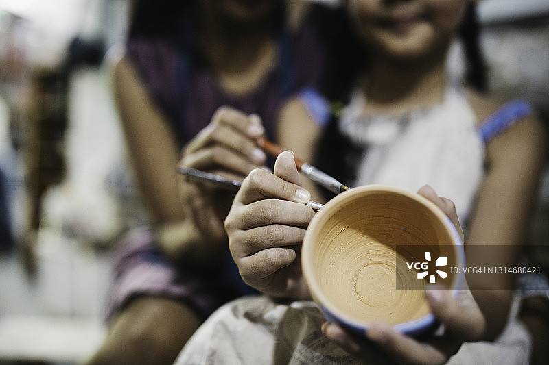 母亲帮助女儿玩橡皮泥图片素材