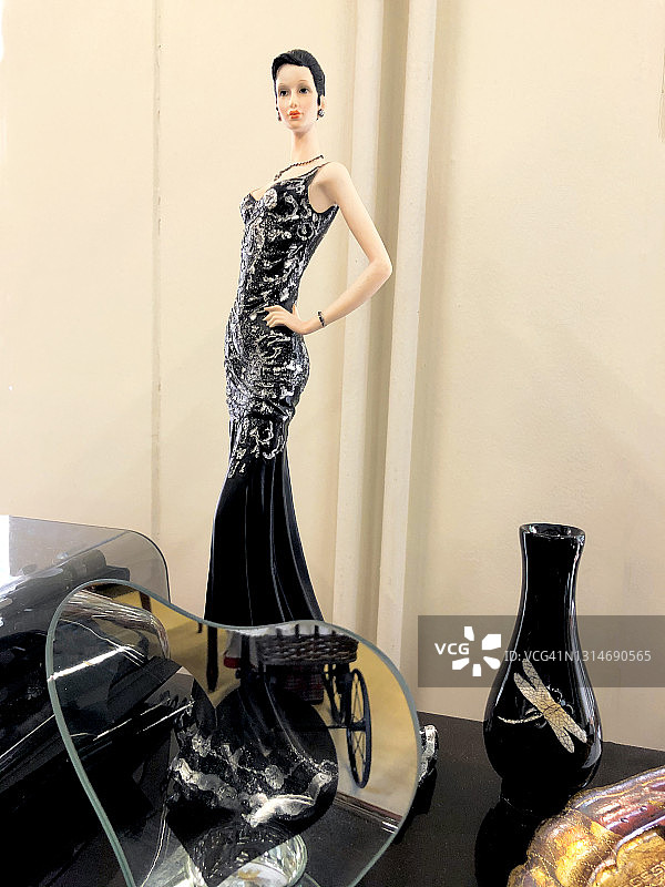 特写：身穿黑色连衣裙的魅力女性雕像图片素材