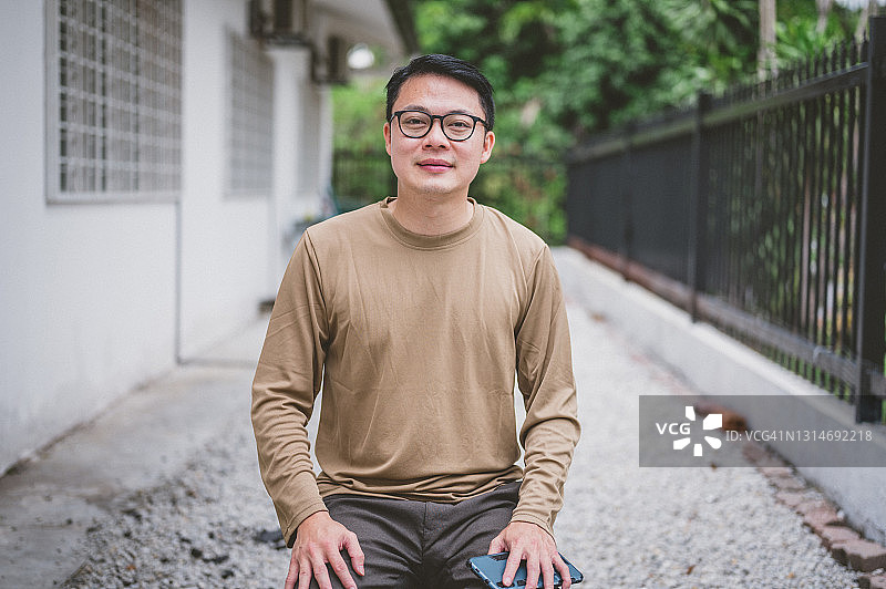 街头的休闲亚洲男人像图片素材