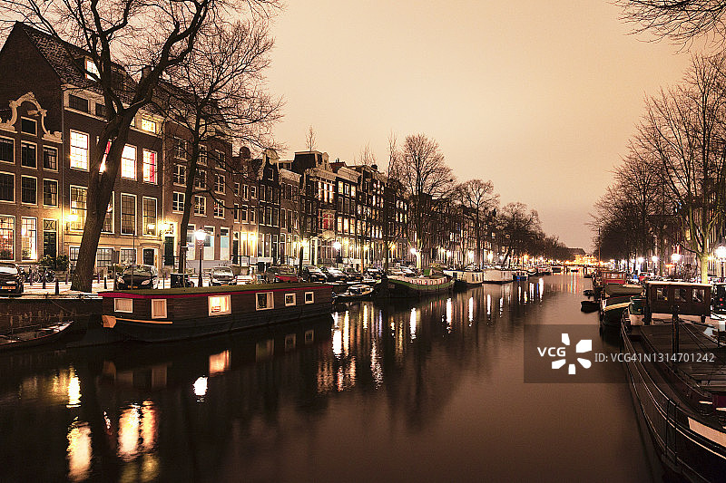 阿姆斯特丹的夜间运河房屋图片素材