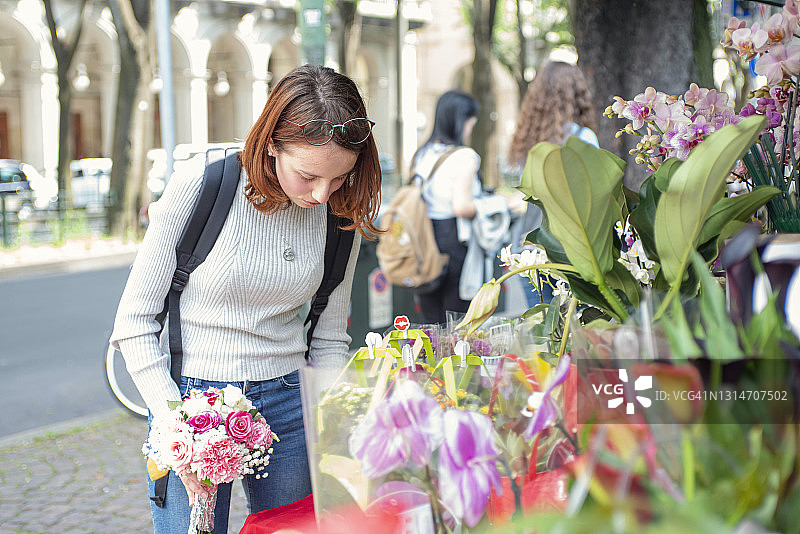年轻女人购买鲜花图片素材
