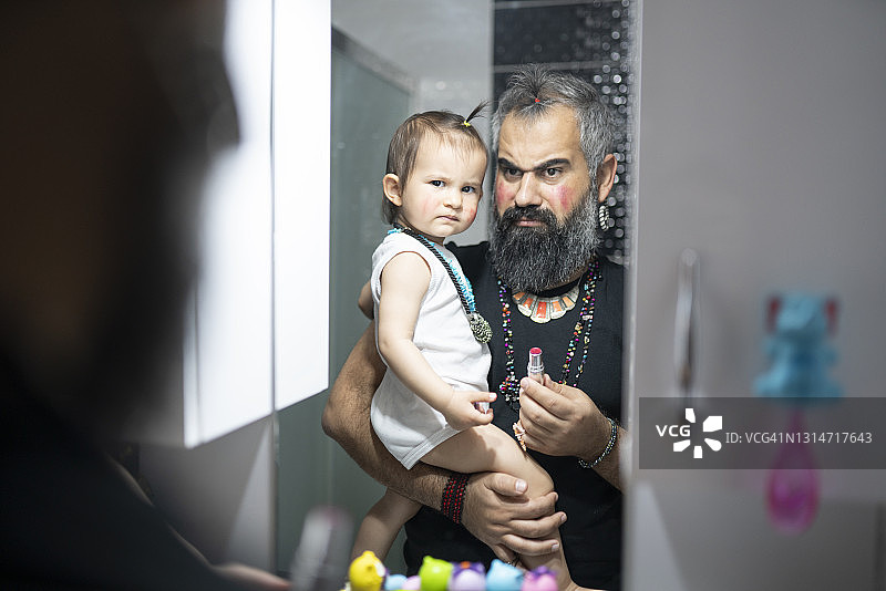 和父亲一起度过欢乐时光的小女孩图片素材