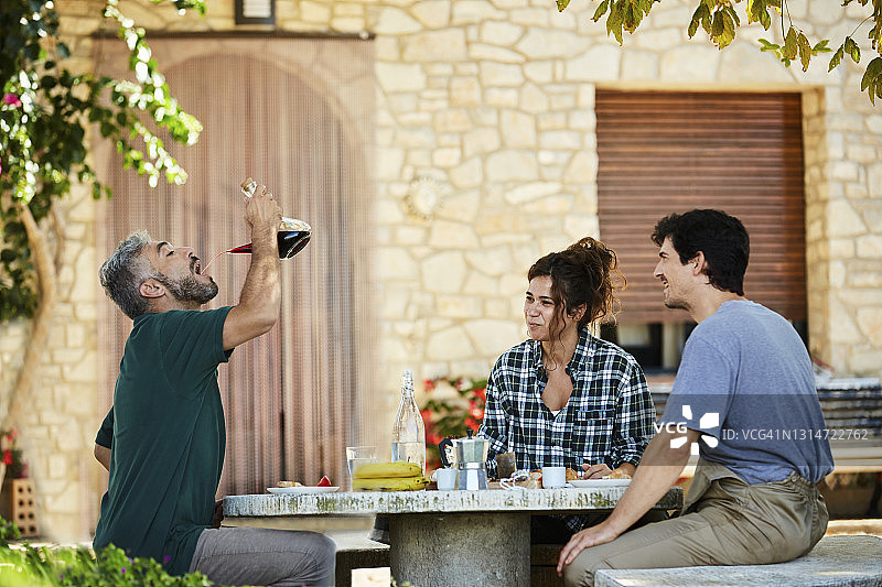 男女农民一起吃早餐图片素材