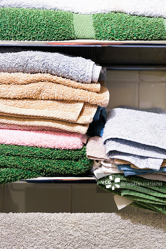 架子上堆叠的浴巾图片素材