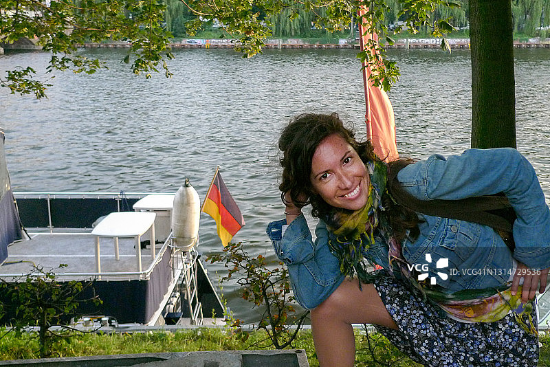 在德国河流旁的快乐女士图片素材