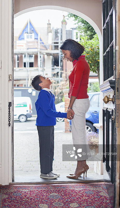 母子在门口图片素材