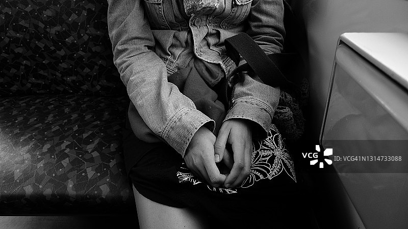 坐在火车车厢里的年轻女人图片素材