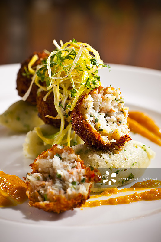 蟹肉饼配土豆泥特写图片素材