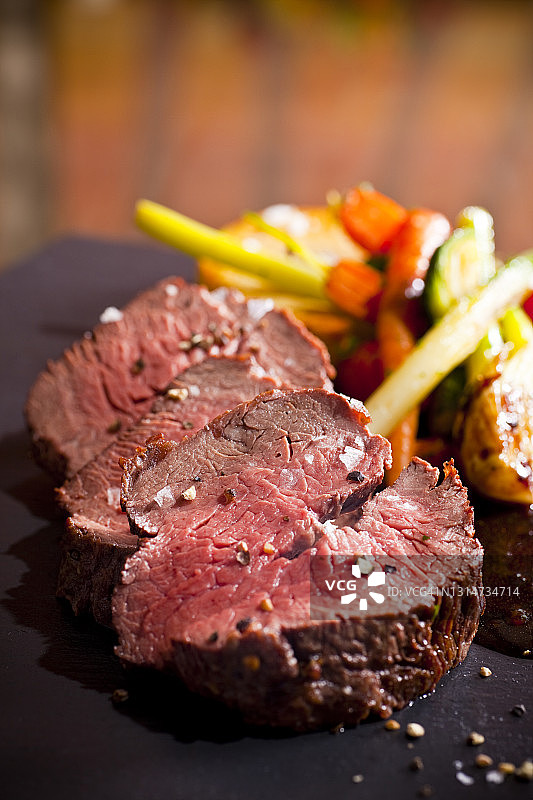 搭配时令蔬菜的牛排特写图片素材