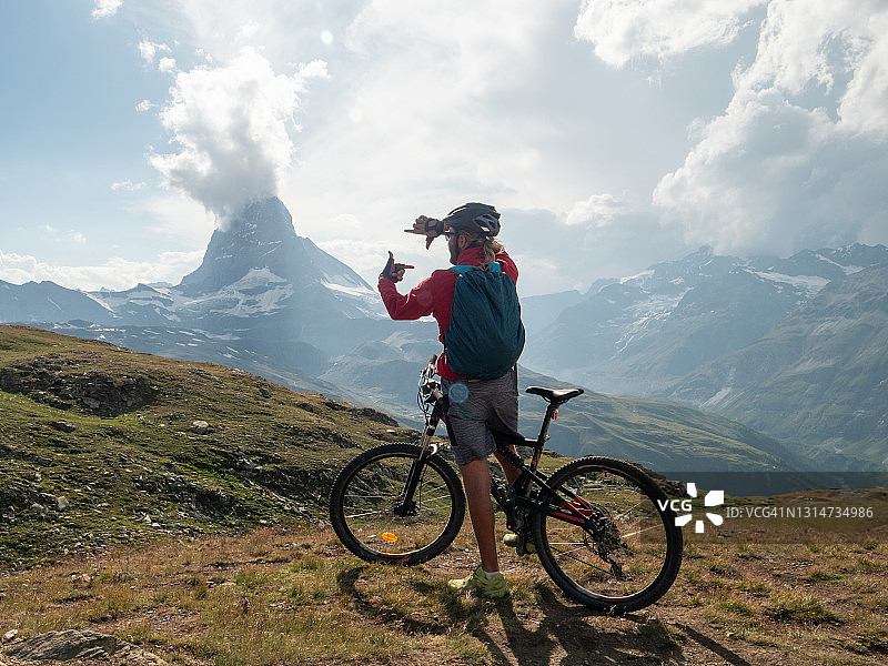男人用手框住马特洪峰图片素材